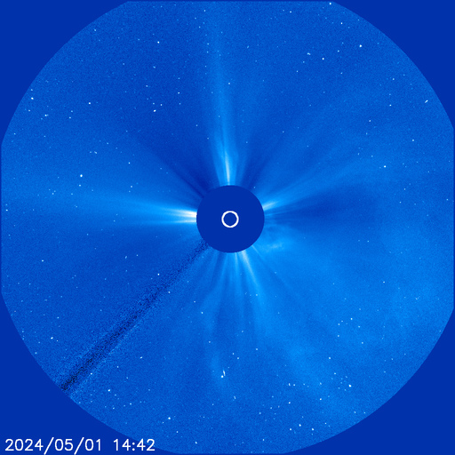 Изображение с широкоугольного спектрометрического коронографа LASCO C3. Белым кружком показан диаметр Солнца. Диаметр изображения 45 млн. км